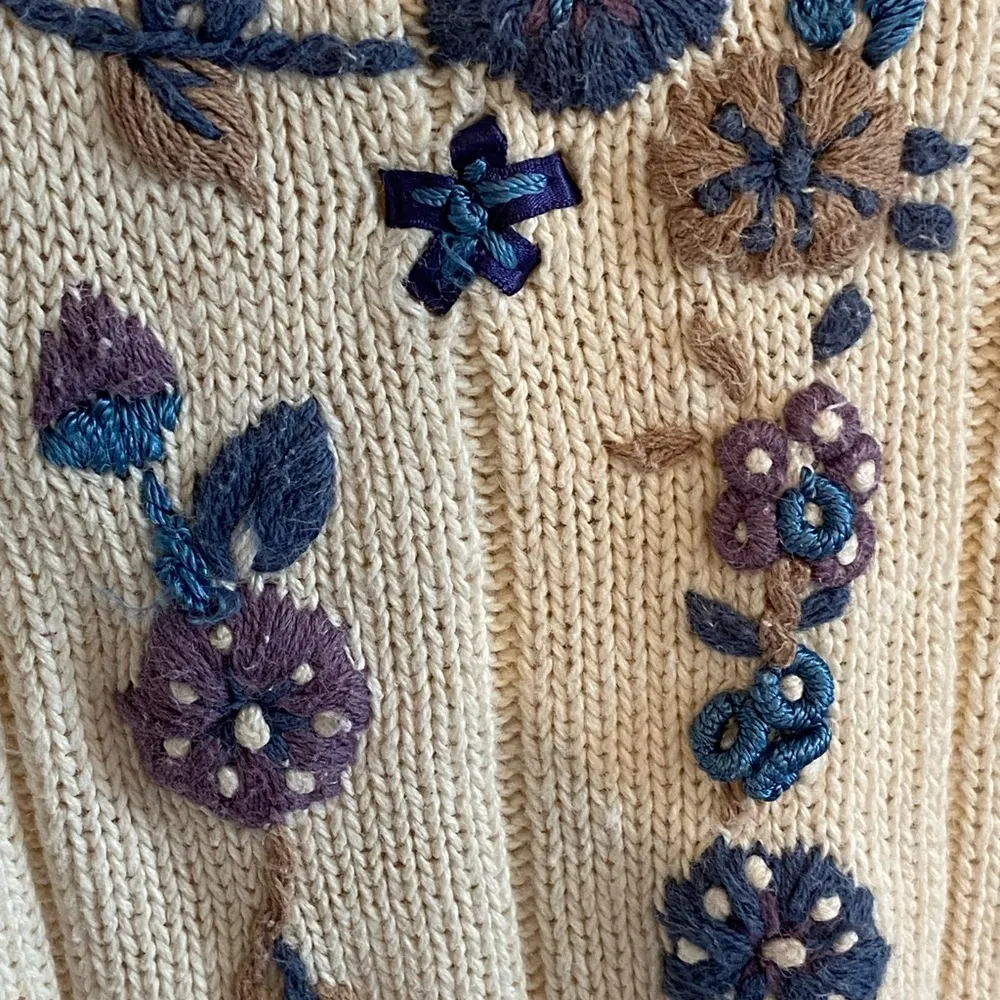 Vintage 90s cream blue purple floral embroidered sweater Cottagecore grandmacore Size L - Image 12
