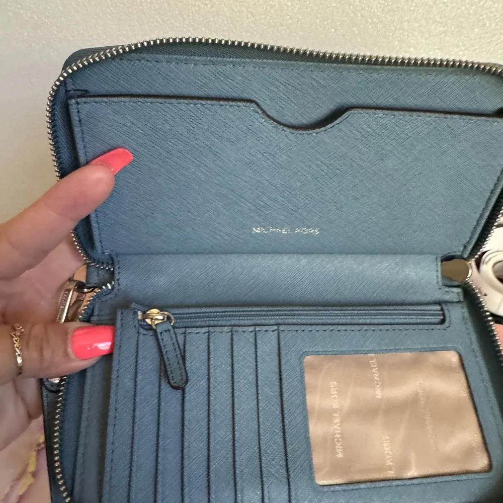 Michael Kors, large multiuse, Mercer wristlet wallet - Image 4