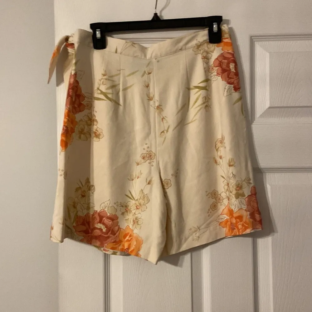 IZOD Skirt/ Shorts size 10 -100% silk very soft have pockets on each side - Image 2