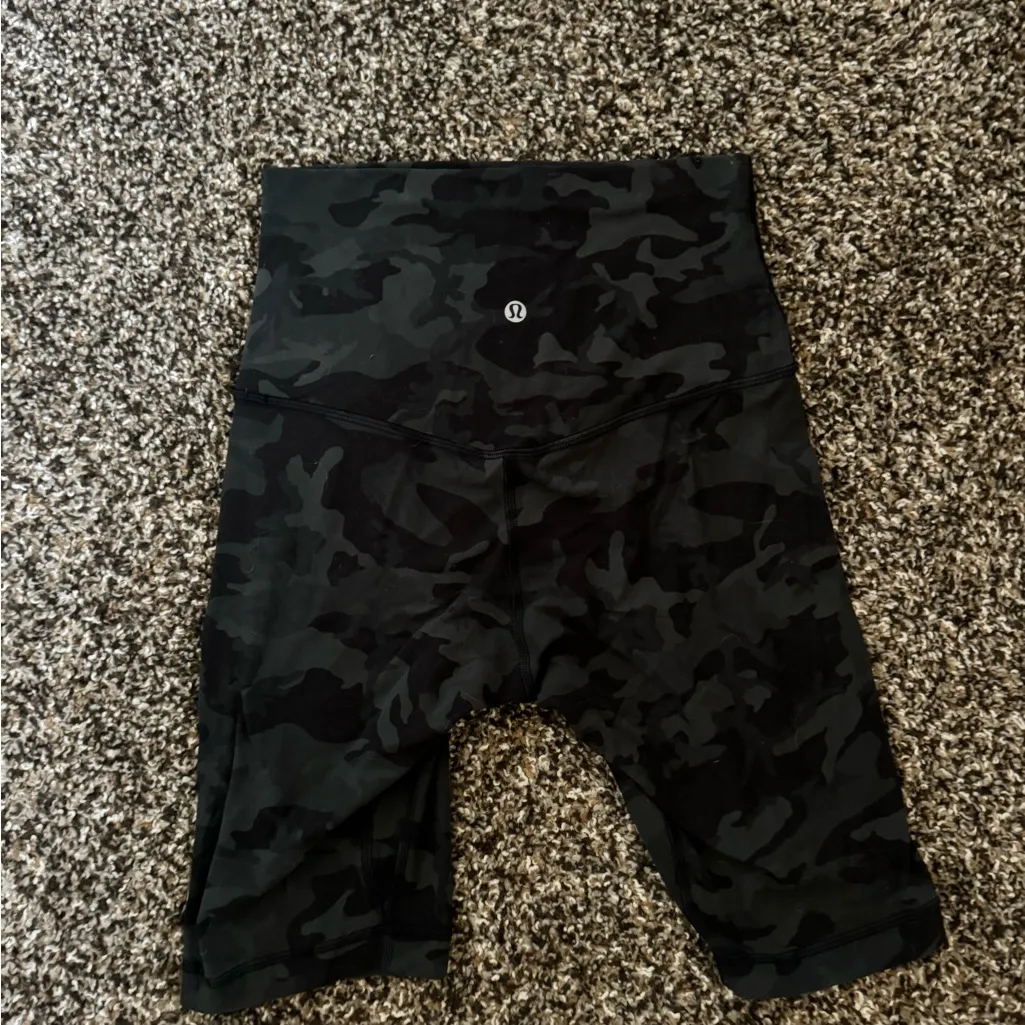 Lululemon Align Super High Rise Short 10" Sz 4
Incognito Camo Multi Gator Green - Image 4