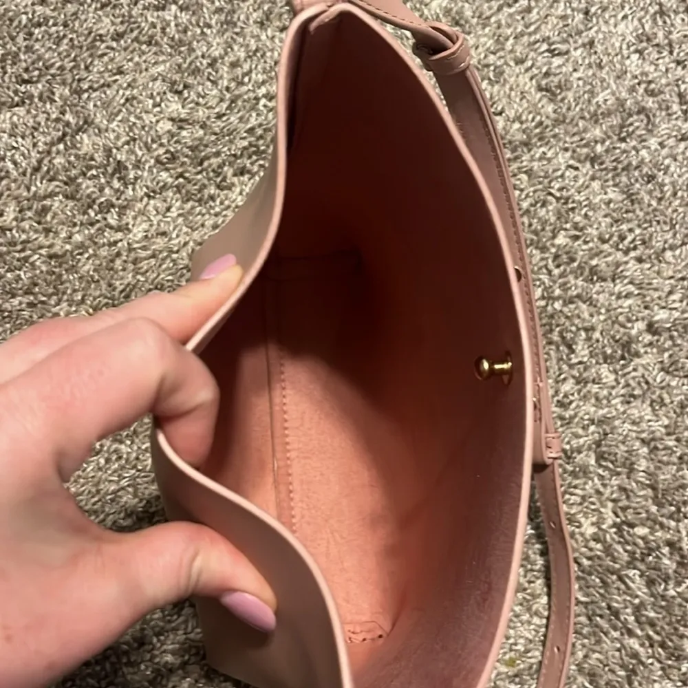 Samara Medium Shoulder Vegan Leather Bag in Peony‎ Pink - Image 10