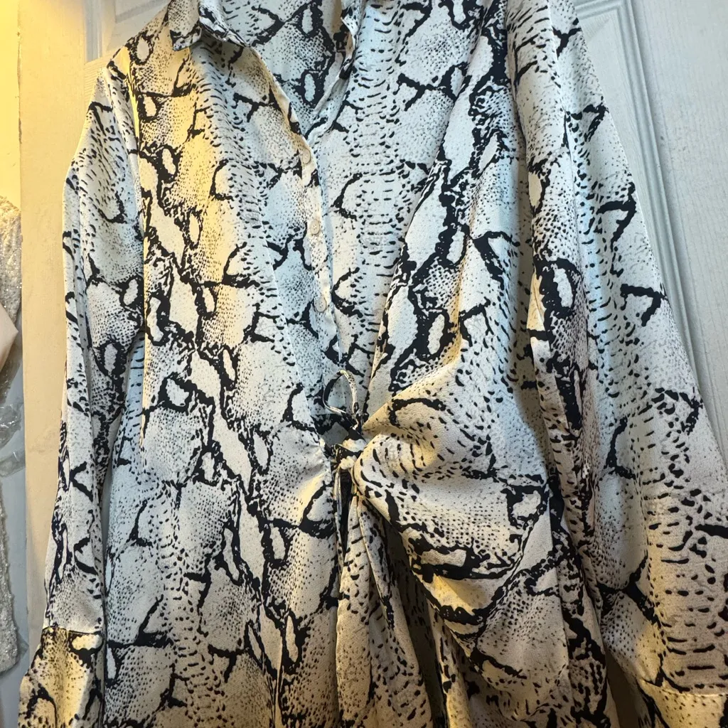 e.ssue Snake Print Shirt Dress  Black & White Animal Print Front Knot Size L - Image 7