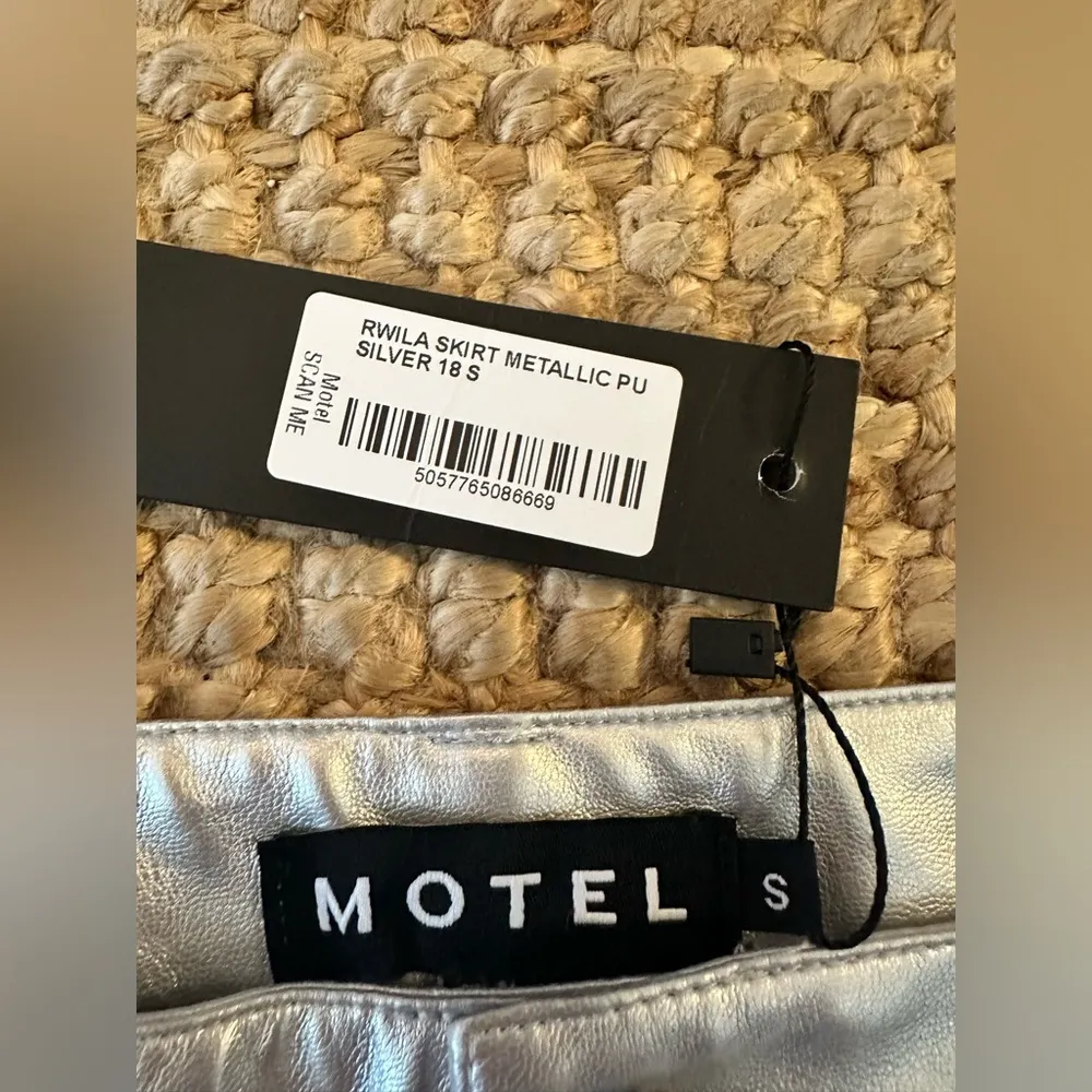 Motel Rocks Silver Faux Leather Mini Skirt for Night Out NWT - Image 5