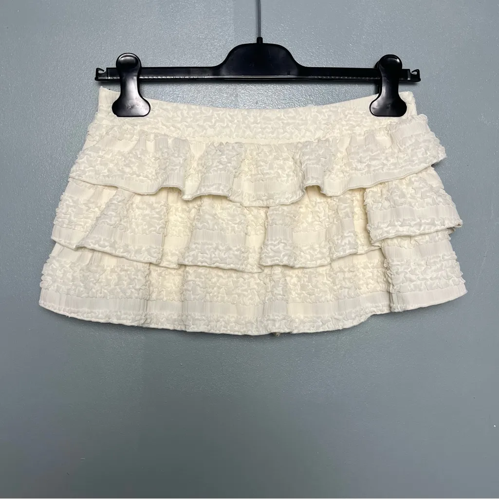 Edikted Margaux Tiered Ruffle Miniskort Cream Mini Skirt Shorts Women’s Size XS - Image 2
