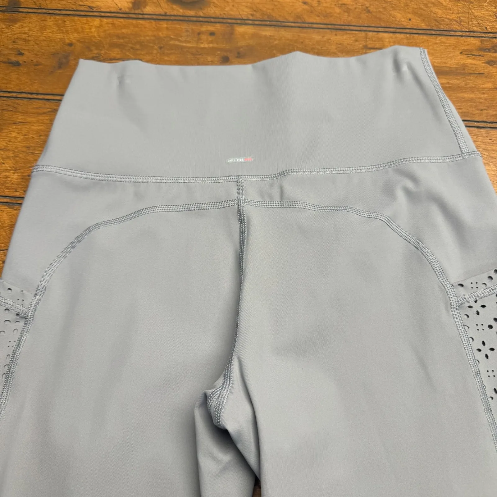 Aerie Chill Play Move Leggings Grey Laser Cut Side Pockets Athleisure Size L - Image 3