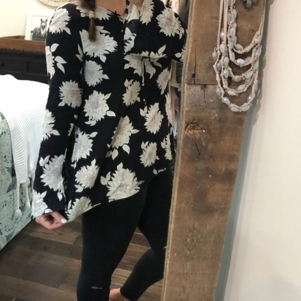 Sun & Shadow medium bell sleeve boho floral blouse - Image 3