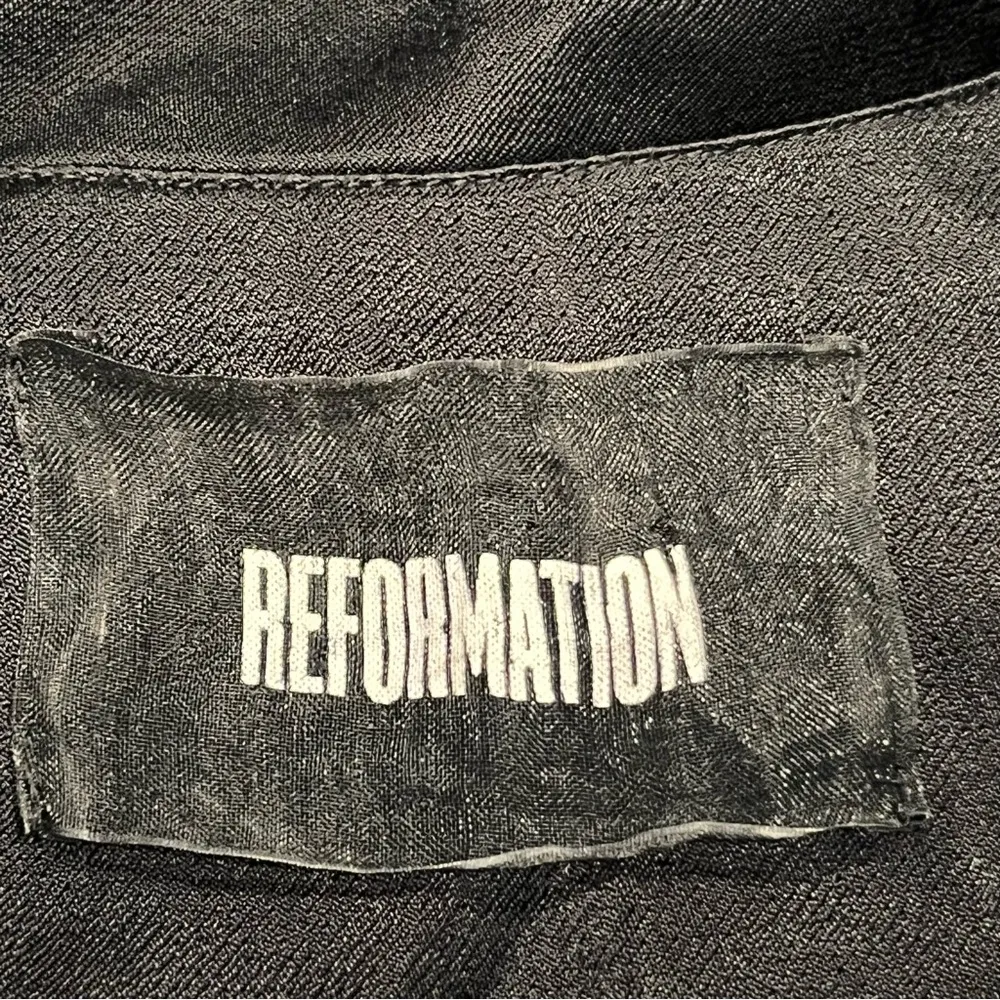 Reformation  Black Satin Cropped Button Front Jacket Blazer size Small - Image 6