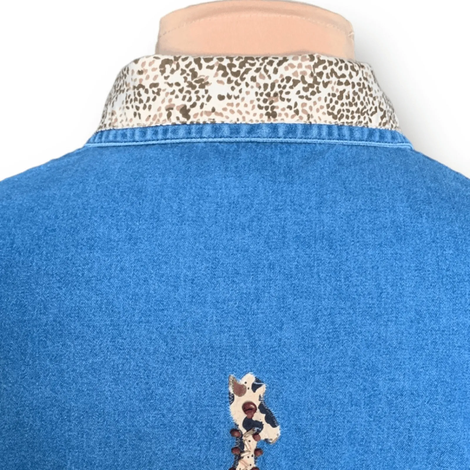 Vintage 90s Chambray Denim Shirt Jacket Giraffe Animal Beaded Safari Print Large Blue - Image 5