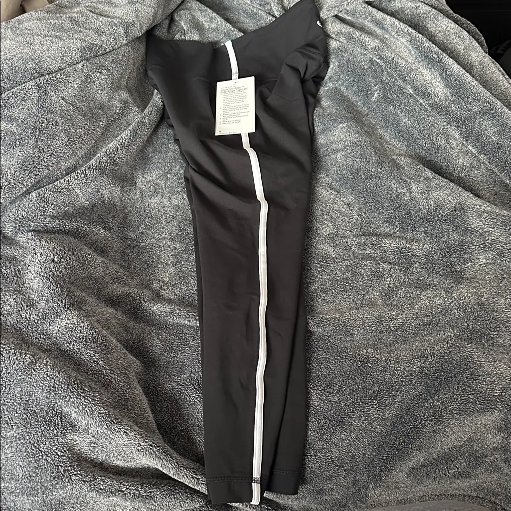 Lululemon side stripe aligns 25 inch - size 8 - Image 6
