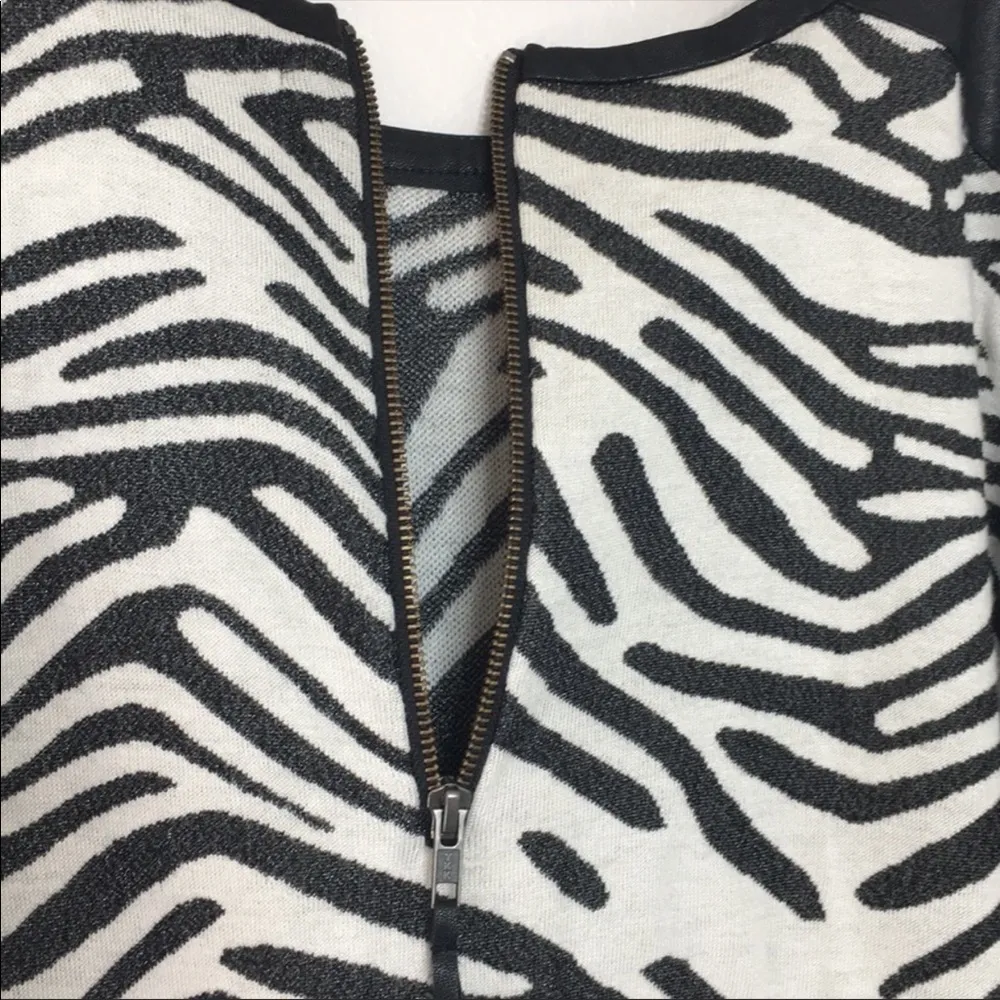 NWOT Trouve Zebra Print Knit Sweater Black - Image 5