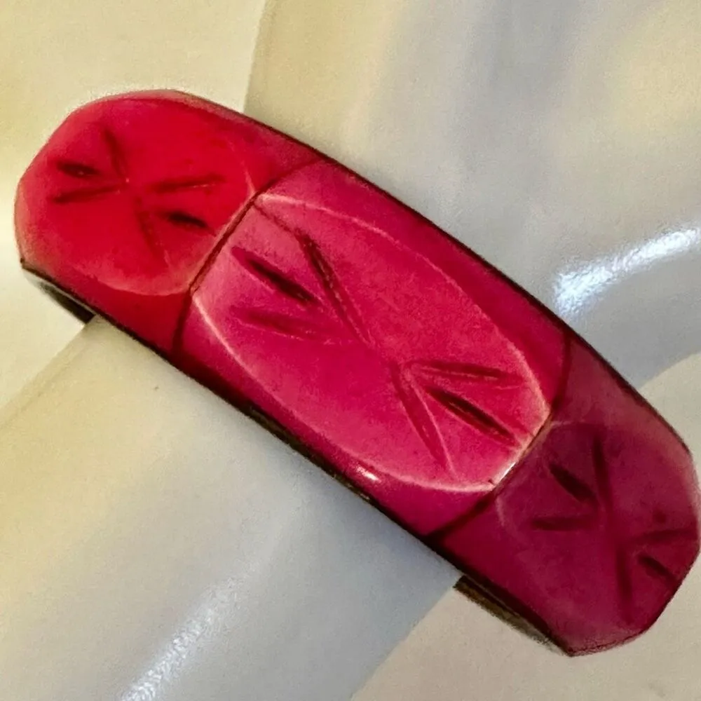 Pink carved brass bangle bracelet - Image 3