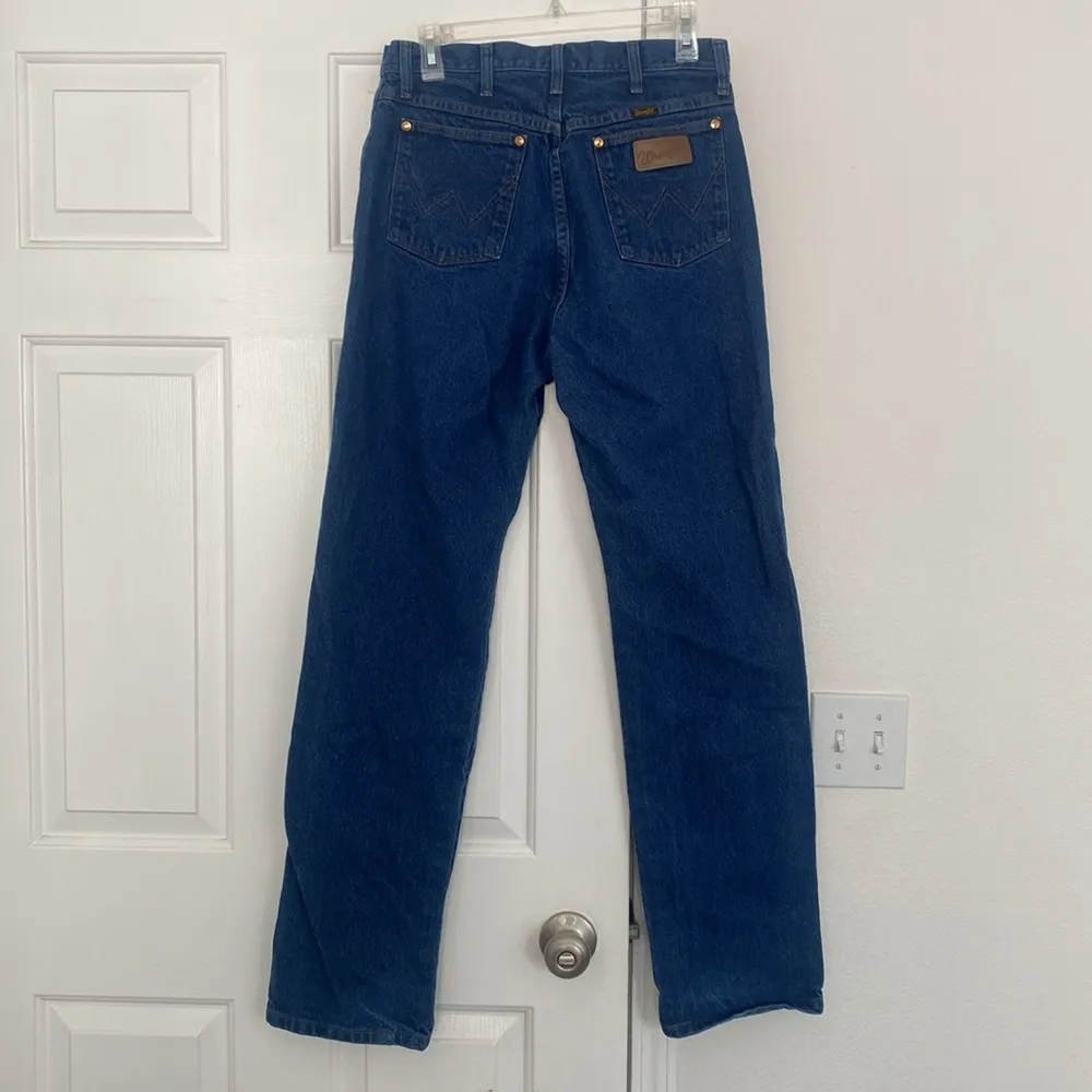 Wrangler cowboy cut jeans in medium wash. - Image 9