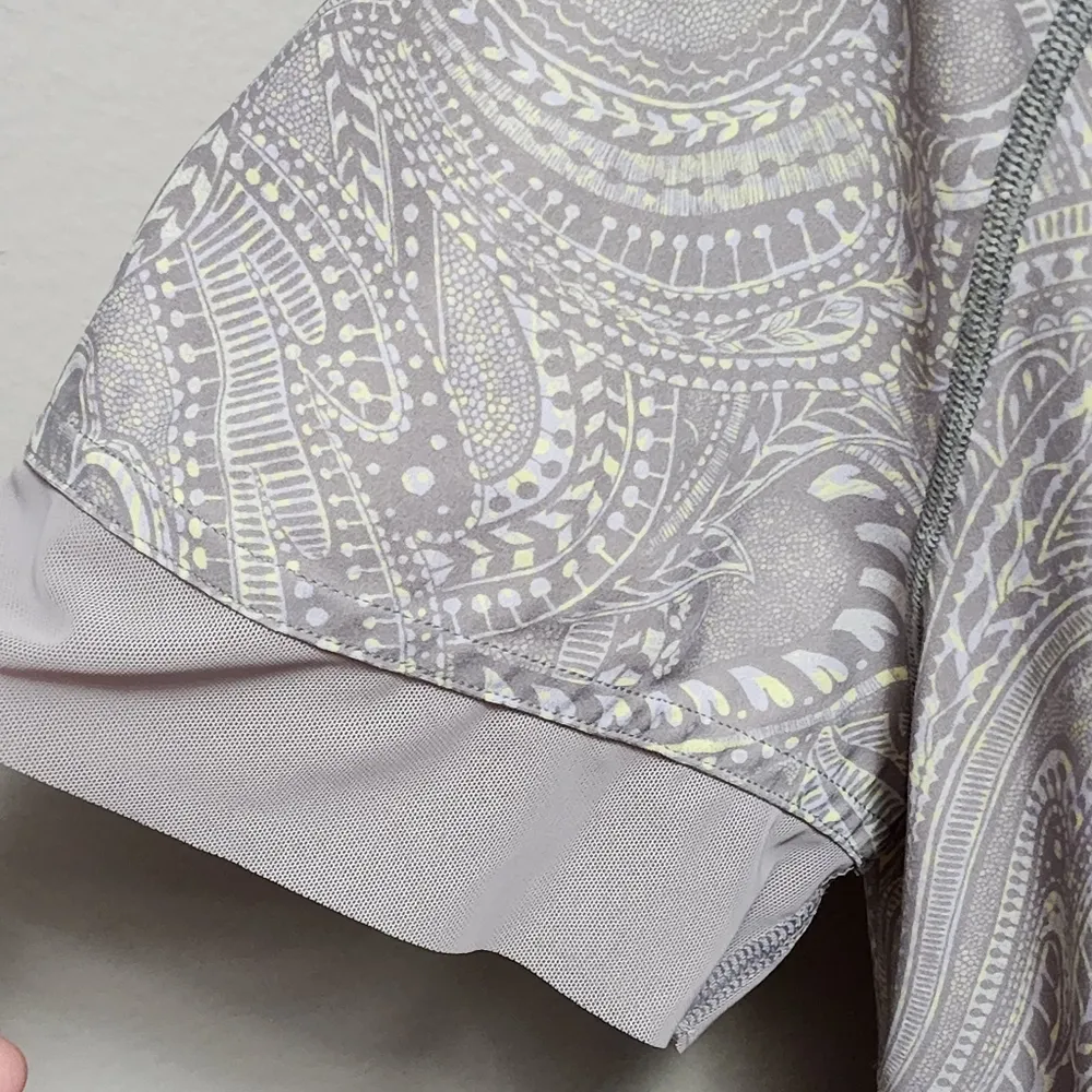 Lululemon Stripe In Stride gray yellow paisley mesh contrast crop top size 8 - Image 4