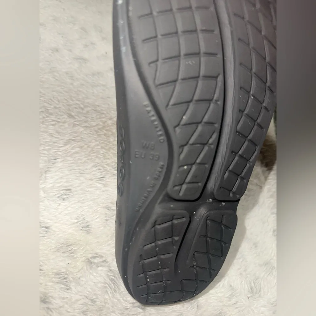 OOFOS Women's Black and Pink Flip Flops Size 8 - Image 5