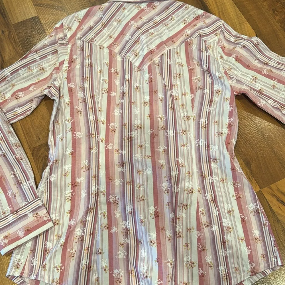 Wrangler retro women’s pearl snap button down floral stripe size medium - Image 5