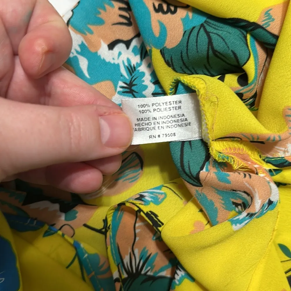 VIOLET + CLAIRE Floral Yellow Sleeveless Top - Image 5