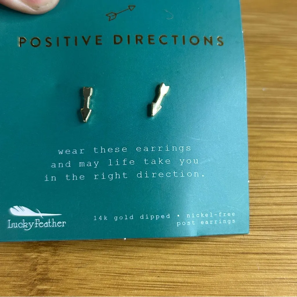 Chic Gold Arrow Earrings - Image 2