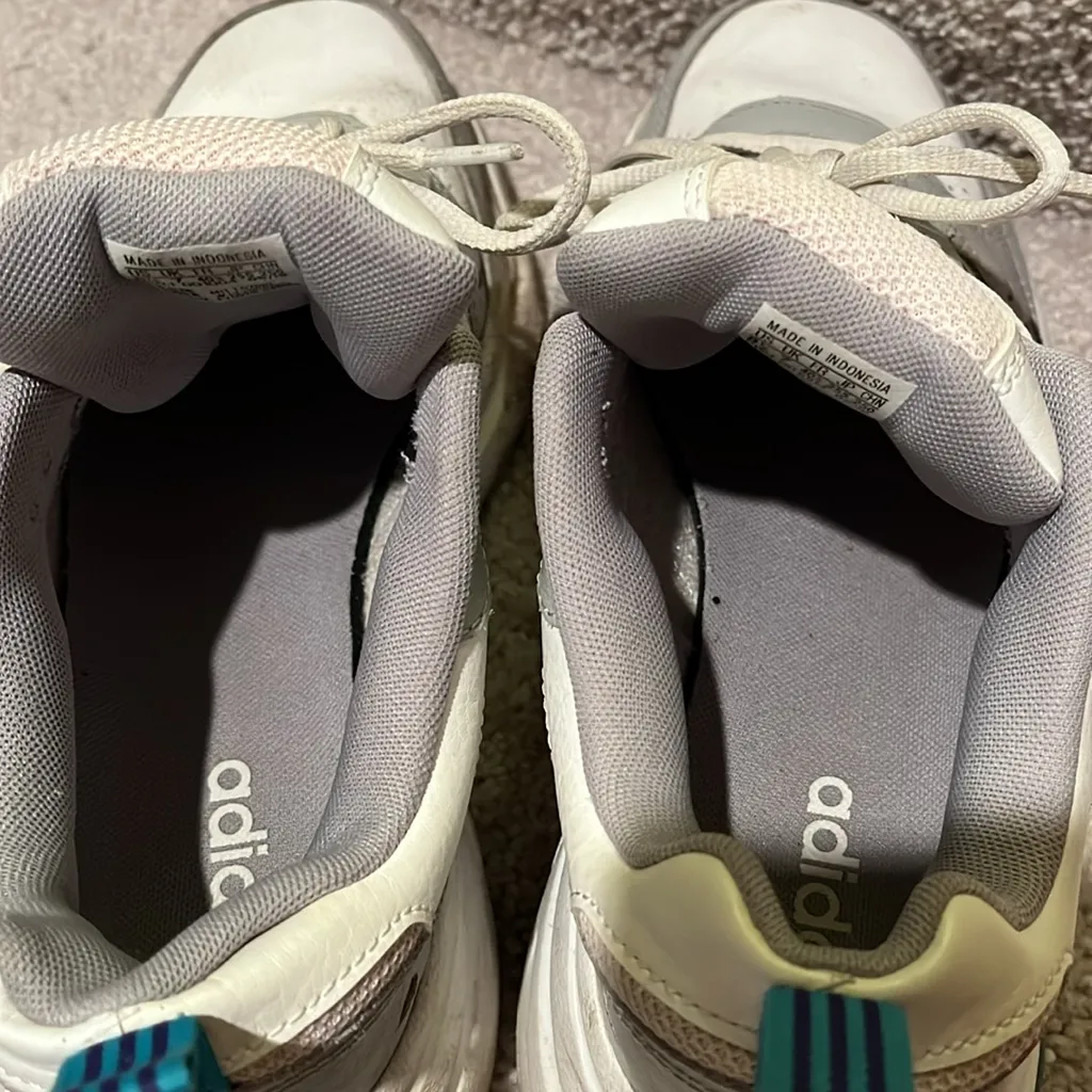 Adidas sneakers women’s 8.5 - Image 5
