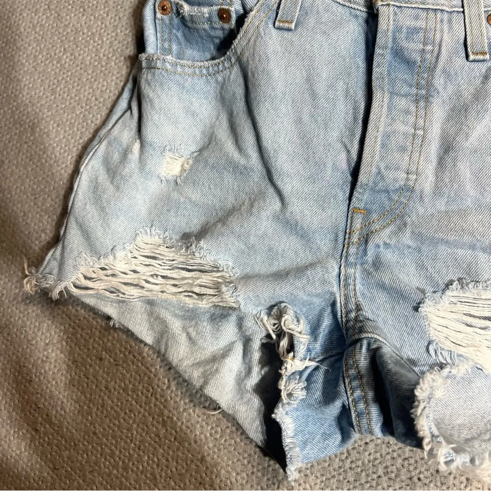 Levi’s Women’s 501 Light Wash Distressed Denim Shorts size 25 EUC - Image 2