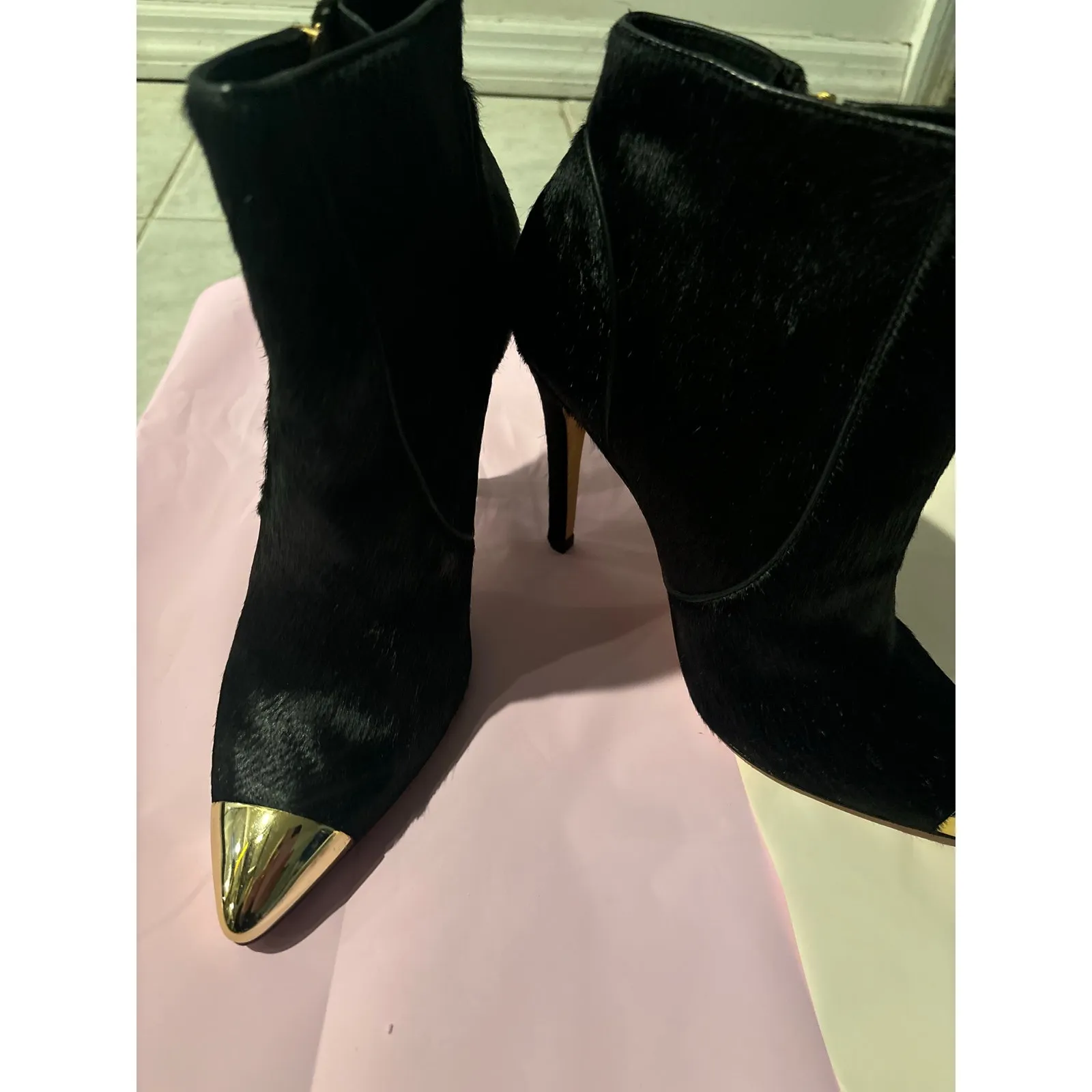 Alice + Olivia  Donna calf hair ankle booties - Image 4