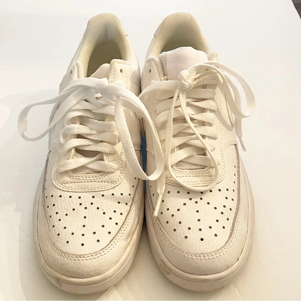 Nike Womens Size 8 White Court Vision Low Top Sneakers Athletic Leather Shoe - Image 2
