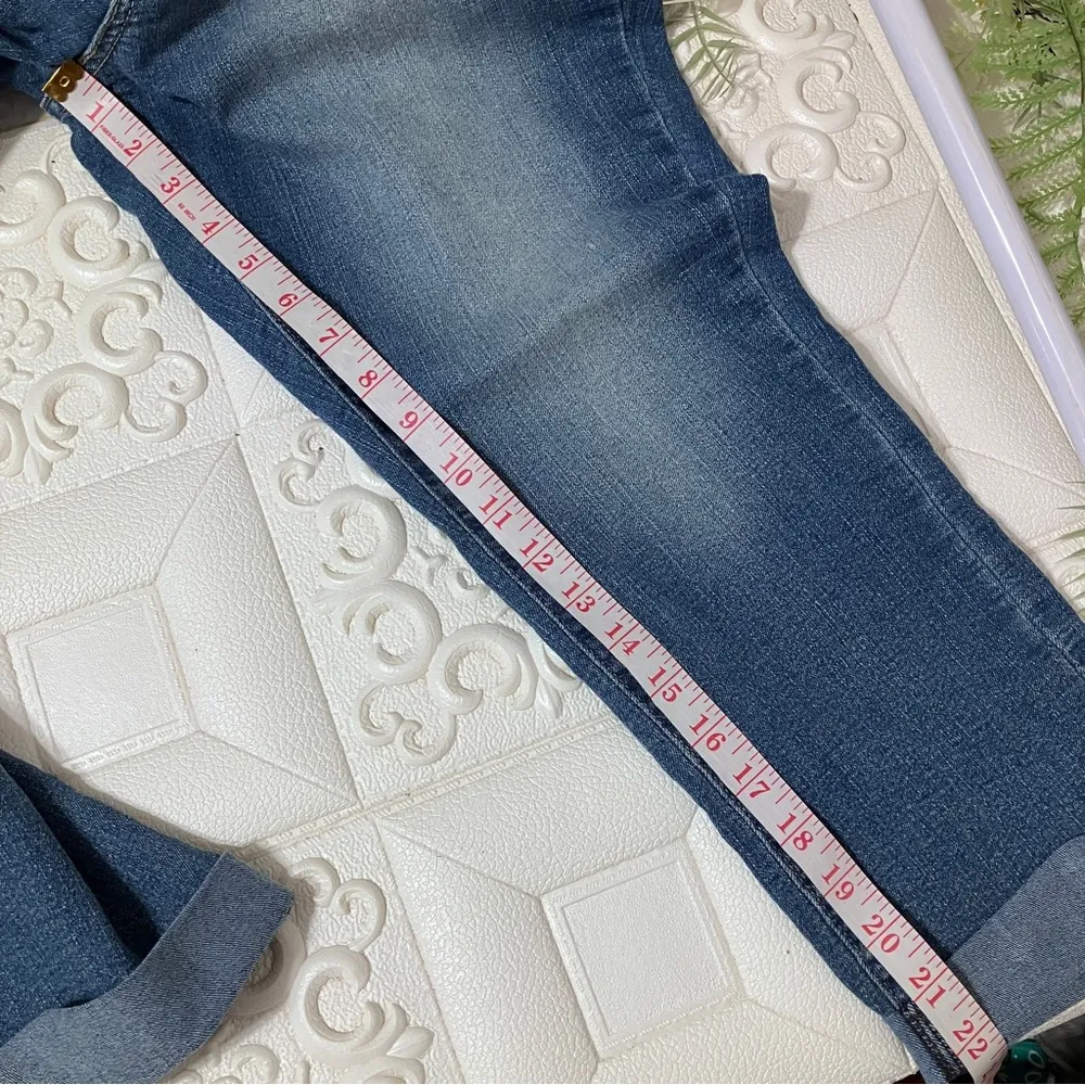 Levi’s Signature Medium Wash Modern Crop Jeans Size 30 - Image 8