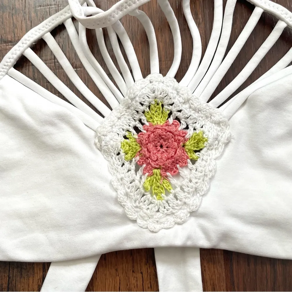 ISABELLA ROSE crochet flower bikini top, size M Size M - Image 3