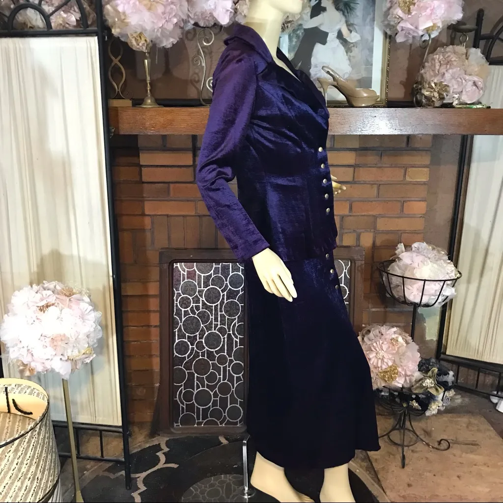 VINTAGE CIRCA 1980'S CRUSHED VELOUR PURPLE BUTTON DOWN TOP AND SKIRT SET (XS) - Image 5