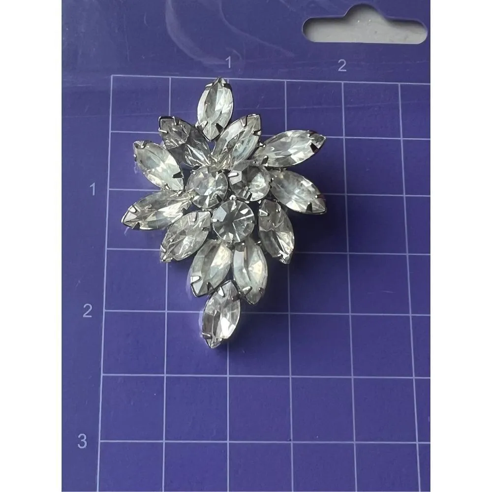Vintage Brooch.Phodium plated.Rhinestone Austria Crystal. Made in USA in 1960’s. Silver - Image 4