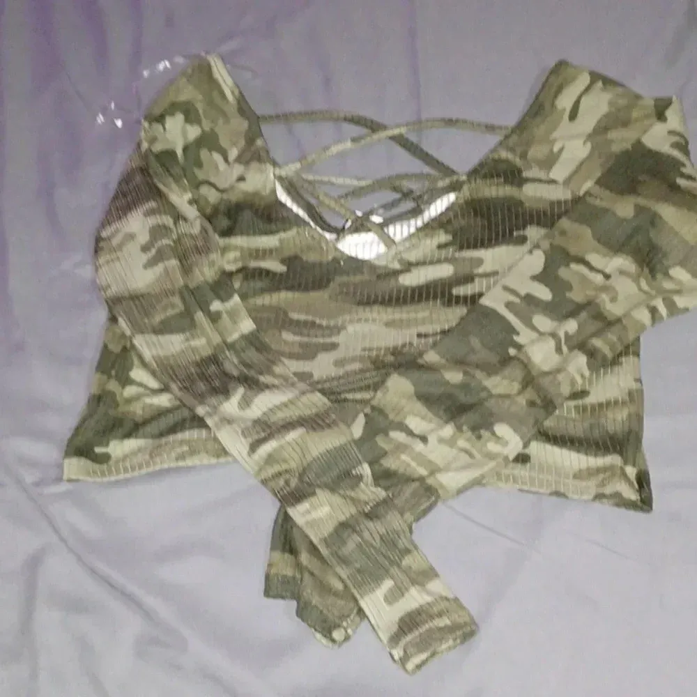 Derek Heart Cropped camo long sleeve  shirt NWT - Image 4