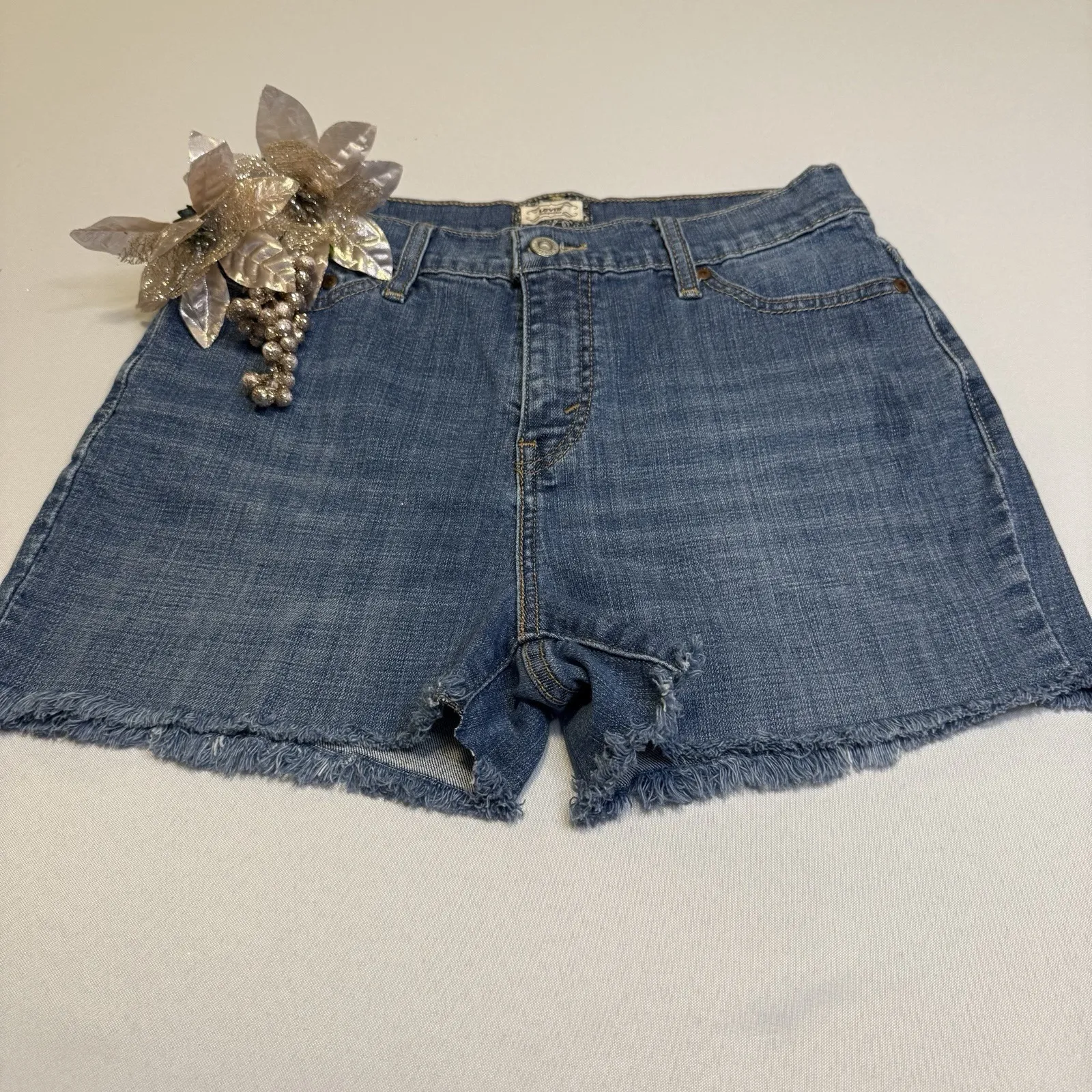 Levi's Med Wash High Rise Raw Hem Mom‎ Perfectly Slimming 512 Denim Short 10 # - Image 2