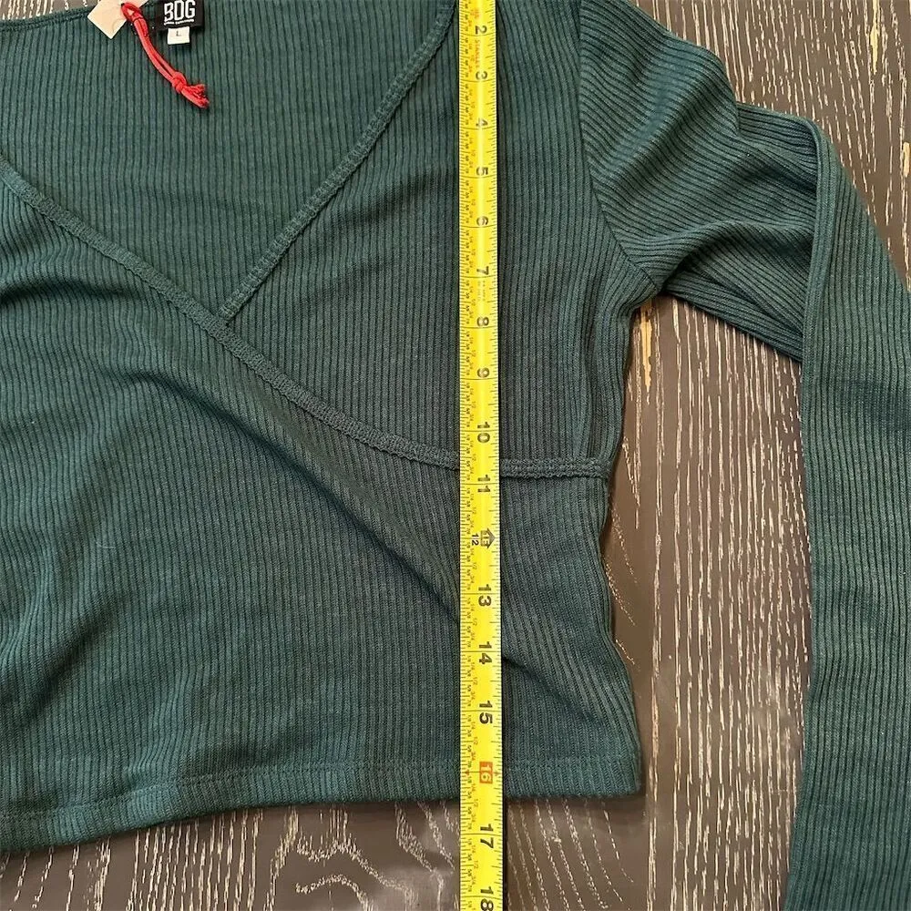 BDG Urban Outfitters Green Surplice Neck Cropped Blouse Long Sleeve Size L - Image 8