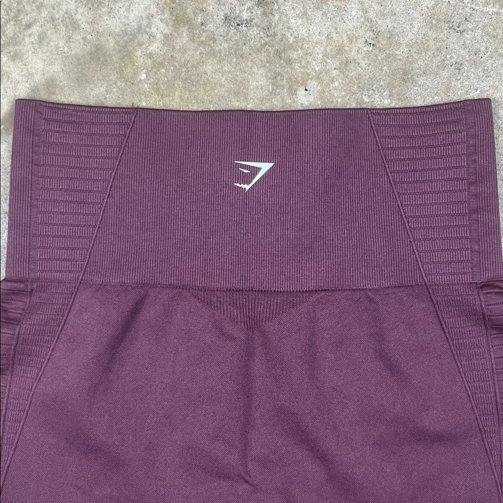 Gymshark Energy Seamless Cropped Leggings in winter berry NWT
Size: Small - Image 8