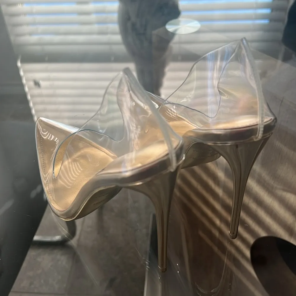 Jessica Rich Fancy Stiletto Clear Vinyl Pumps, Gold Size 39 New in Box + DustBag - Image 8