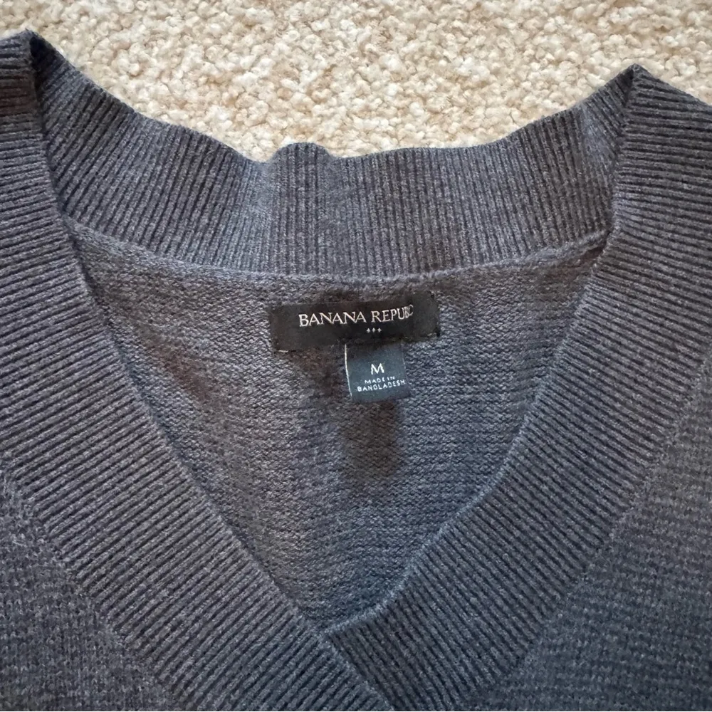Banana Republic Gray V-Neck Sweater with White Stripes - Image 4