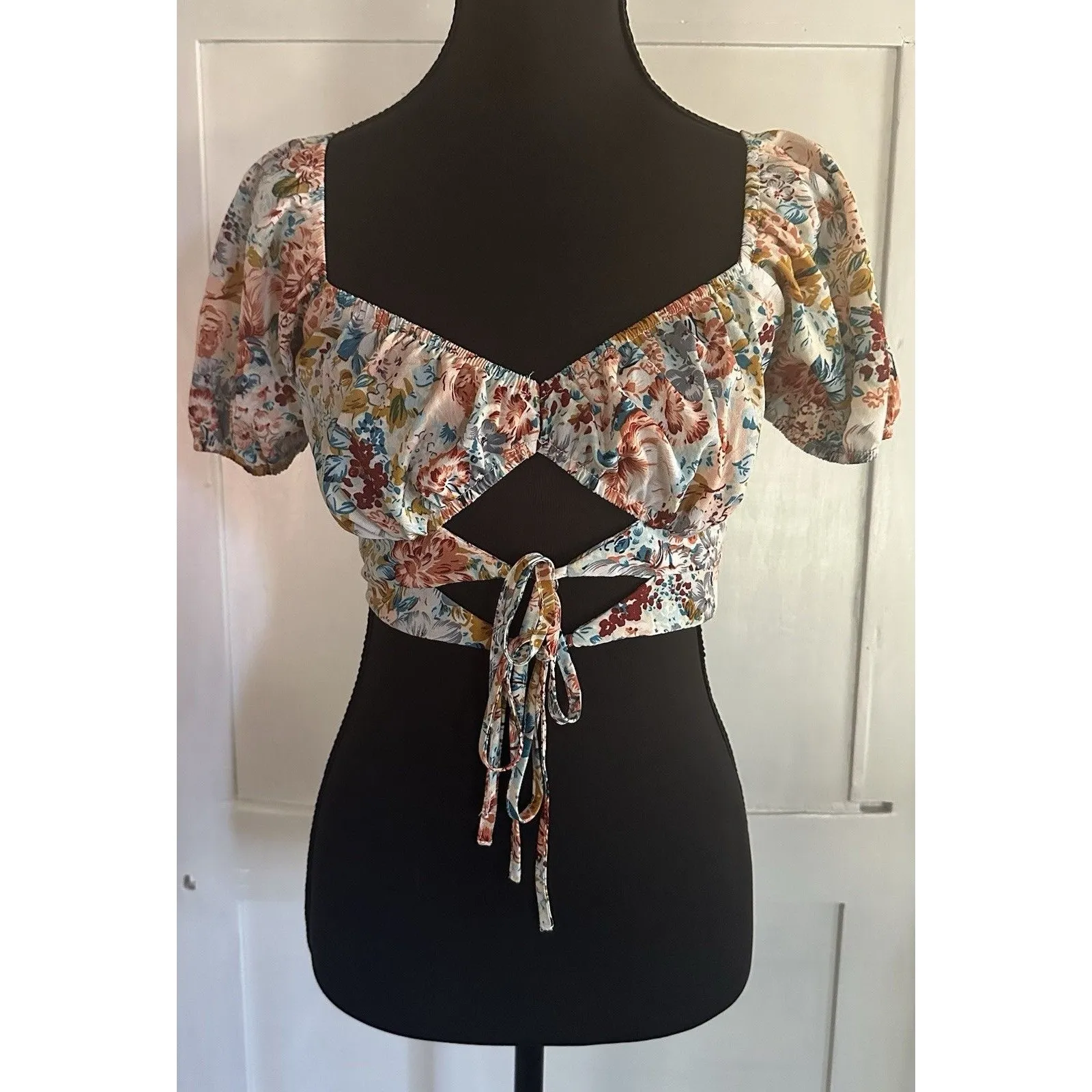 Shein White Floral Crop Front Cut Out Tie Puff Sleeves Cottage Top Size S - Image 2
