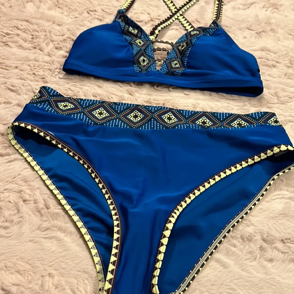 Bikini top size s & bottoms size m - Image 2