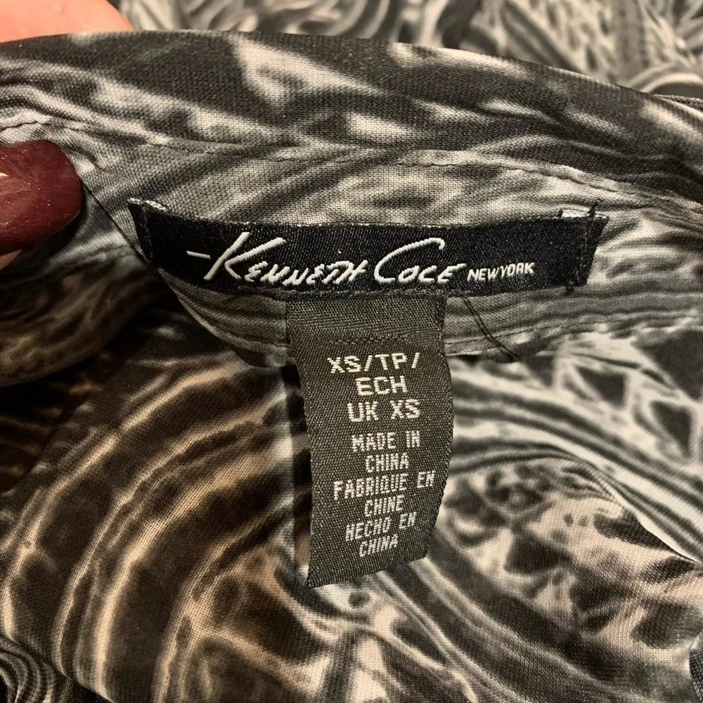 Kenneth Cole New York Sheer Black & White Blouse Size ‎ XS - Image 2