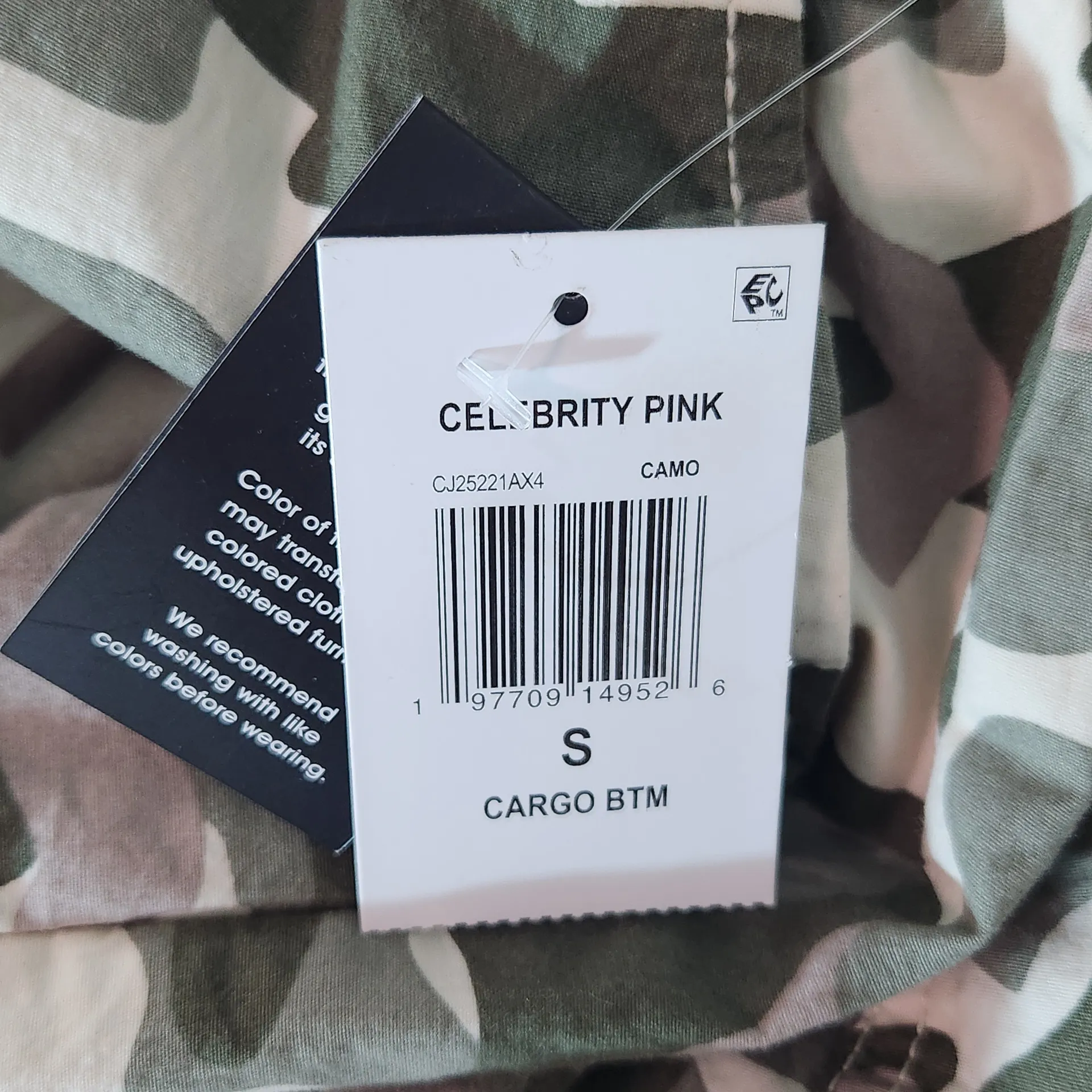 Celebrity Pink Camouflage Cargo Pants NWT Size Small Green Camo Pants - Image 10