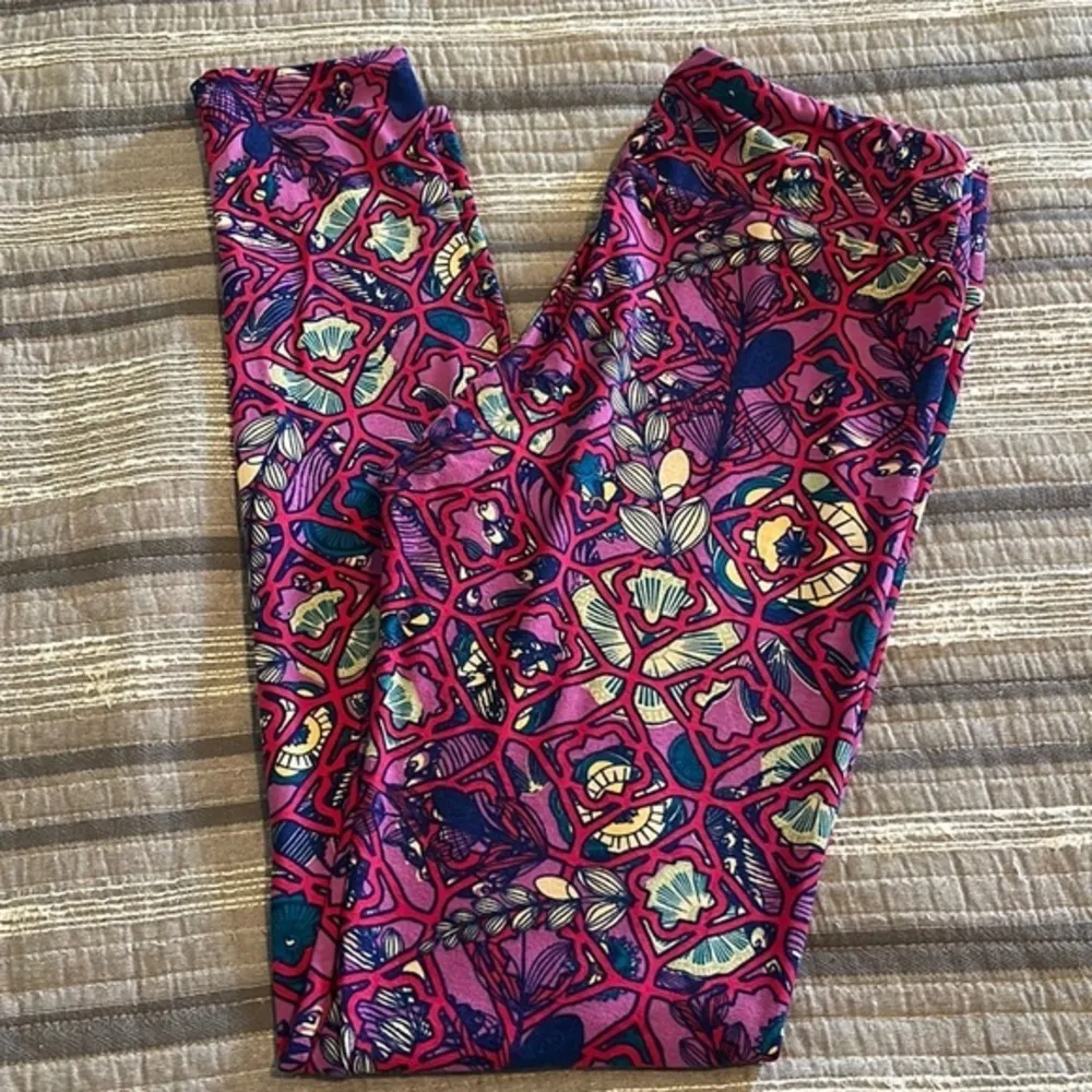 Women's Lularoe Pink Red Yoga Waist Buttery Floral Leggings Size O/S EUC #1791 - Image 2
