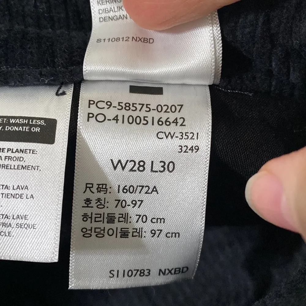 Levi’s black classic mid rise skinny wide wale corduroy jeans size 28 - Image 10