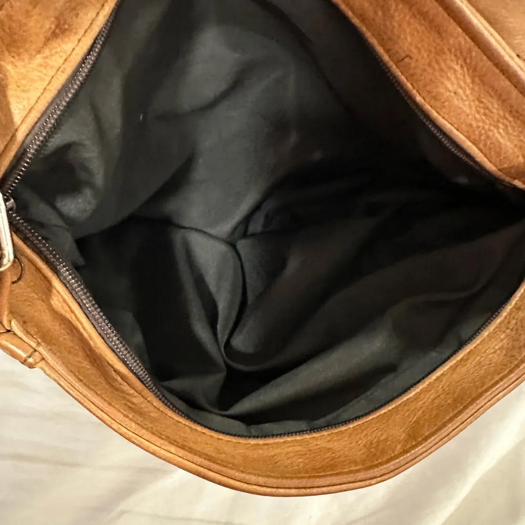 Vintage Y2K Medium Sized Brown leather Zip Top Flap Closure shoulder bag. - Image 7