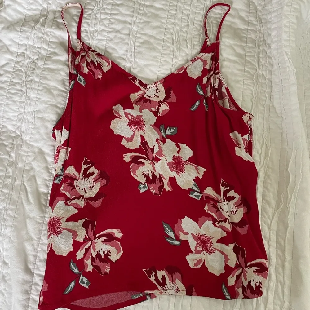 Leith  Red Floral Spaghetti Strap Cropped Blouse - Image 2