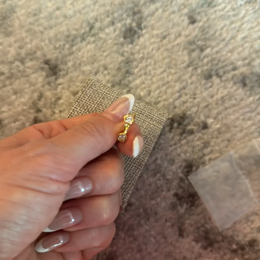 Lili Claspe Slid on Hoops - Image 2