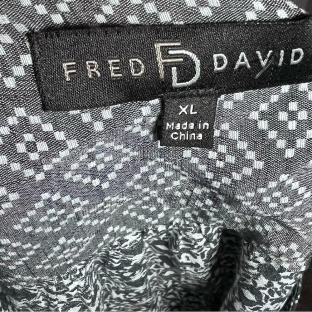 gray and white multi print Henley top size XL - Image 5