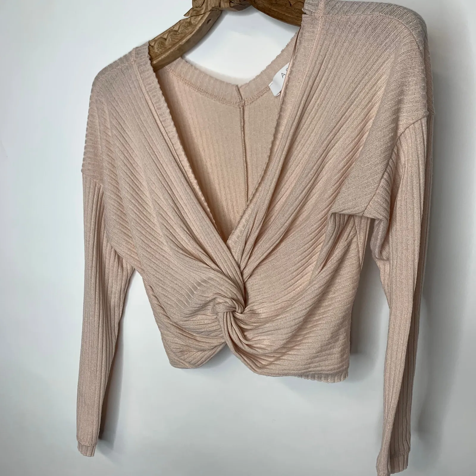 ASTR Pale Pink  Ribbed Twist Front Long Sleeve Crop Top Sz Small - Image 5