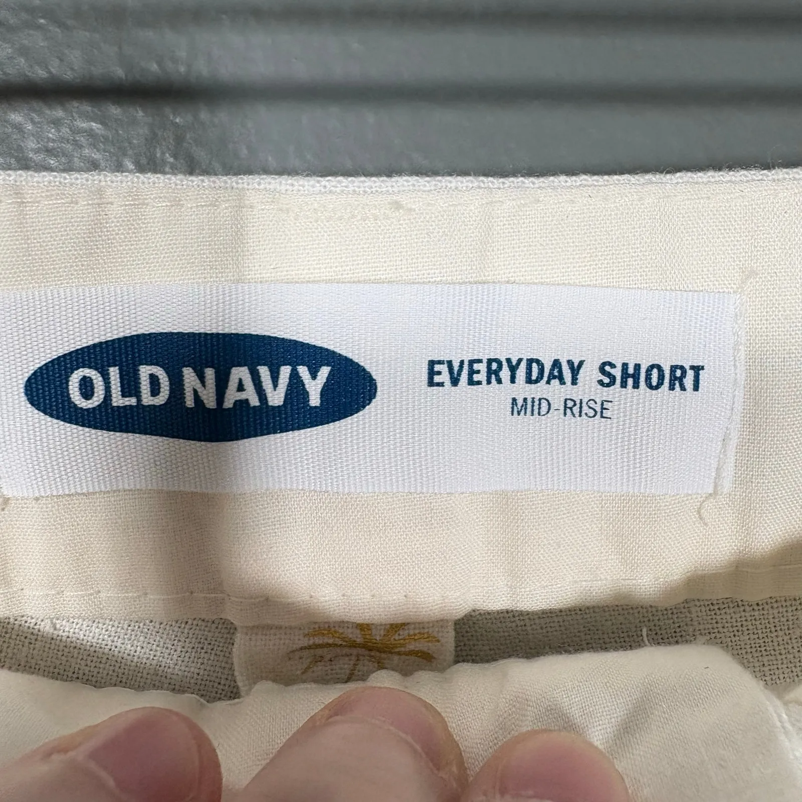 Old Navy Women's White Linen Blend Gold Palm Trees Everyday Shorts - Size 16 - Image 4