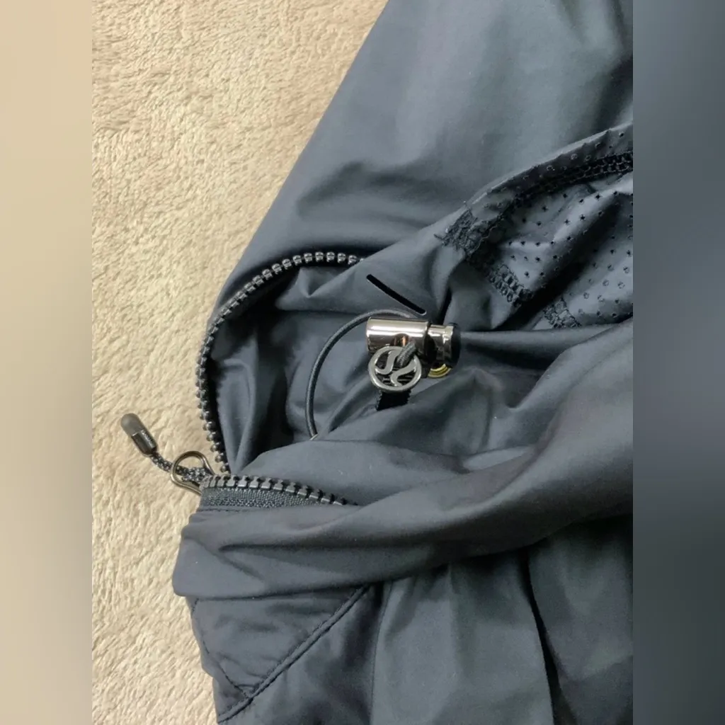 Lululemon Miss Misty Pullover Jacket Size 6 Black Water Resistant EUC - Image 9