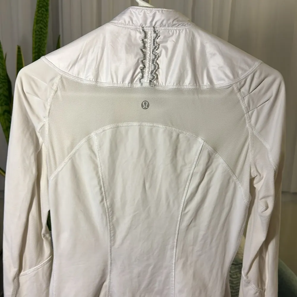 Lululemon breathable jacket white with asymmetrical zip collar to left size 6 - Image 9