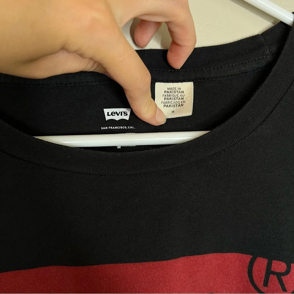 Levi’s Simple Black Tee Short Sleeve Shirt Size M - Image 3